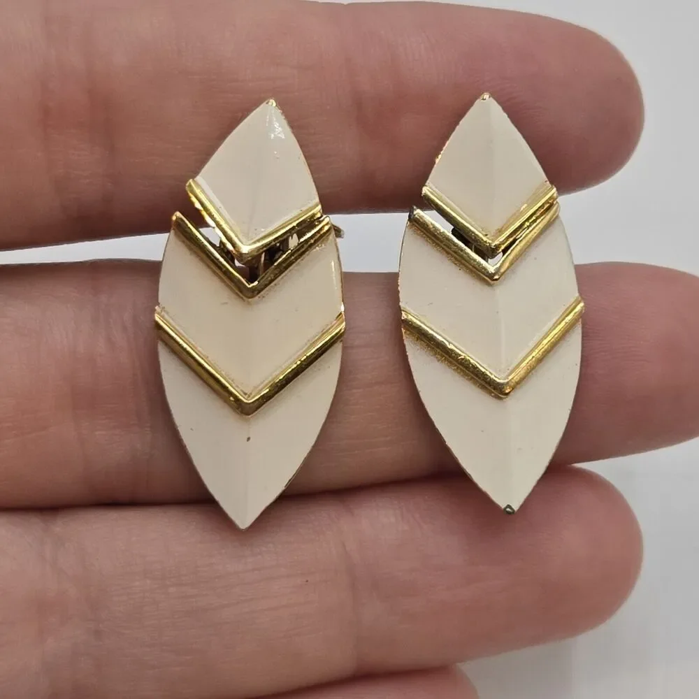 Vintage Crown Trifari White Cream Enamel & Gold Tone Articulated Earrings